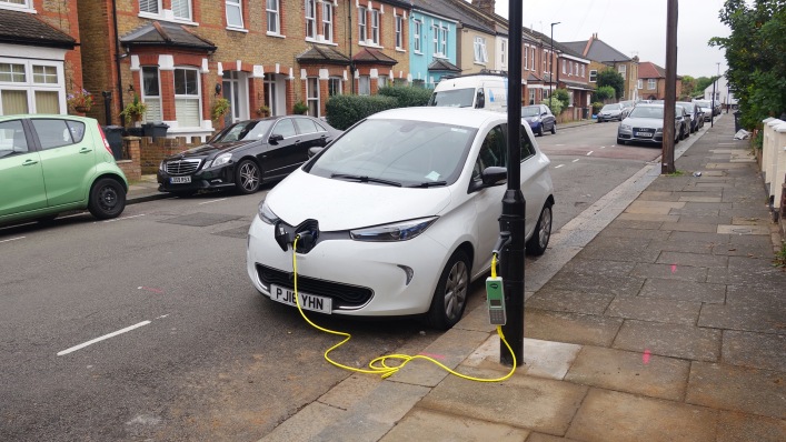 p-1-in-london-these-streetlights-are-now-electric-car-charging-stations.jpg